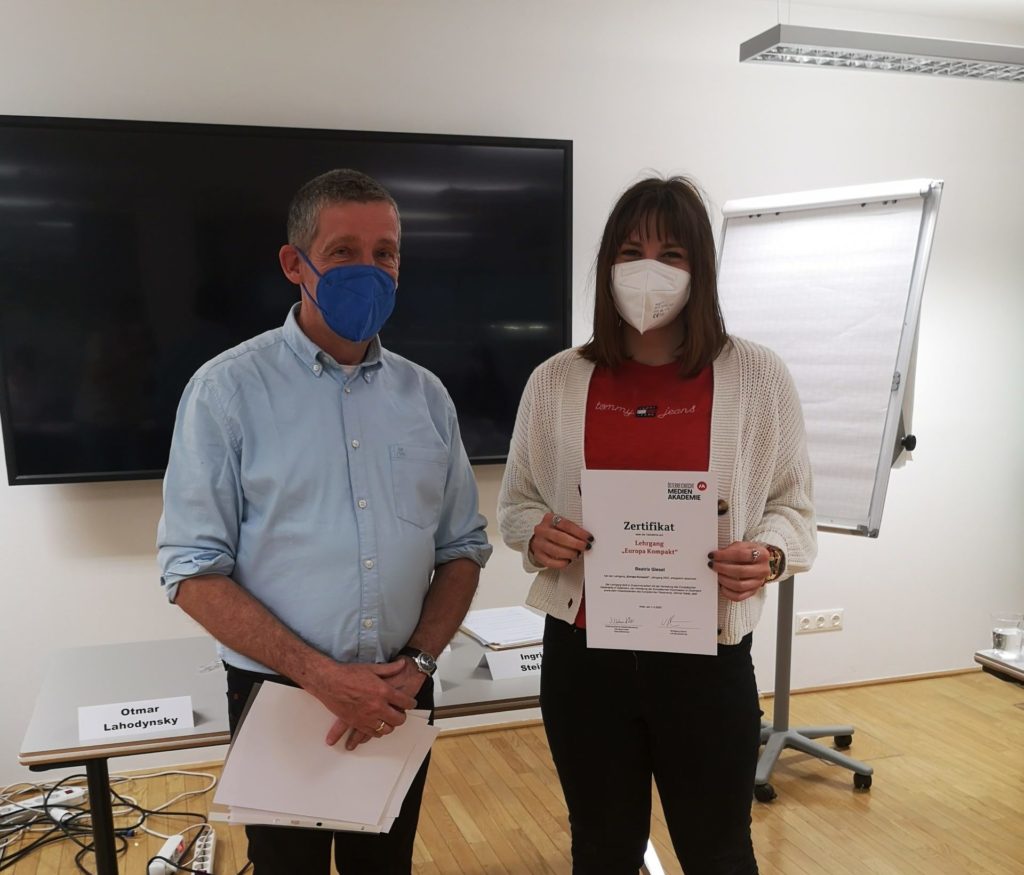 Teilnehmerin Beatrix Giesel erhält ihr Zertifikat von Lehrgangsleiter Wolfgang Böhm
